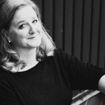 AvP sw sitzend Garage Kaffeetasse 500×500 20240925 AvP sw sitzend Garage Kaffeetasse 500x500